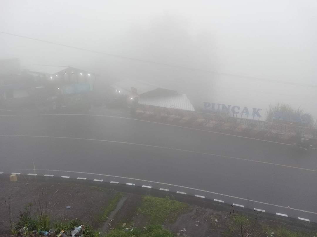 Puncak berkabut hari ini 